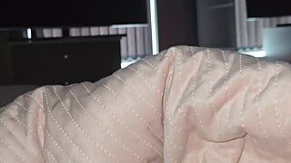 Une belle-mère au lit branle son beau-fils, grosse bite en érection
