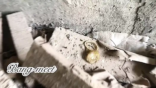 Tamamlanmamış binamda bir yabancıyla tanışıyorum