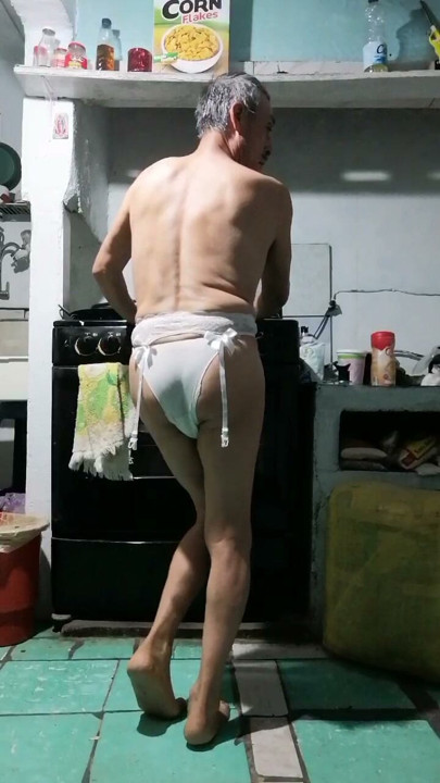 Panas di dapur 
Aku model sendirian di dapur, chancluda lamanya memperlihatkan pussy berbulu