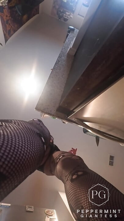 73 reuzin kookt gevulde schelpen - kleine man vastgebonden aan mijn 8-inch hiel pov