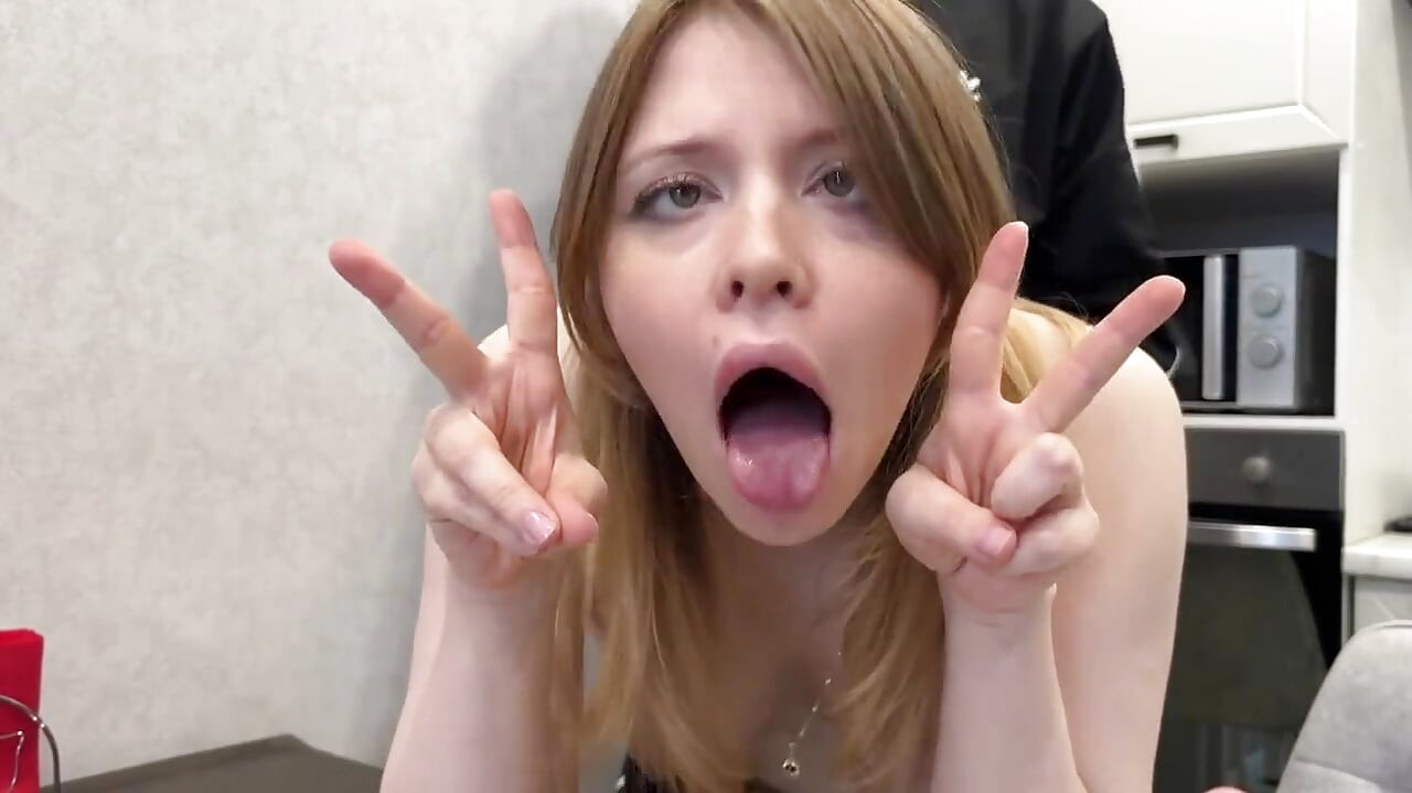 いじめっ子と継母が継息子の小さなチンコを辱める
