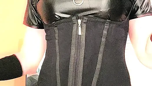 Süper seksi kadın kılıklı sürtük Kandi siyah lateksli ve çizmeli yarağını sallıyor pmv