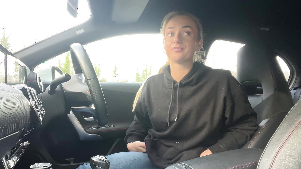 SophiaMayy esfrega publicamente a buceta no carro para entreter construtores locais - QUASE PEGO!