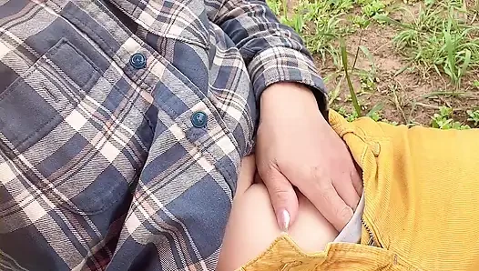 писает для танка на улице