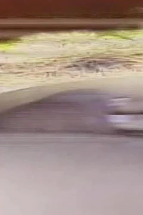 Waria seksi rambut pirang digoda waktu liburan dan seks anal di luar ruangan