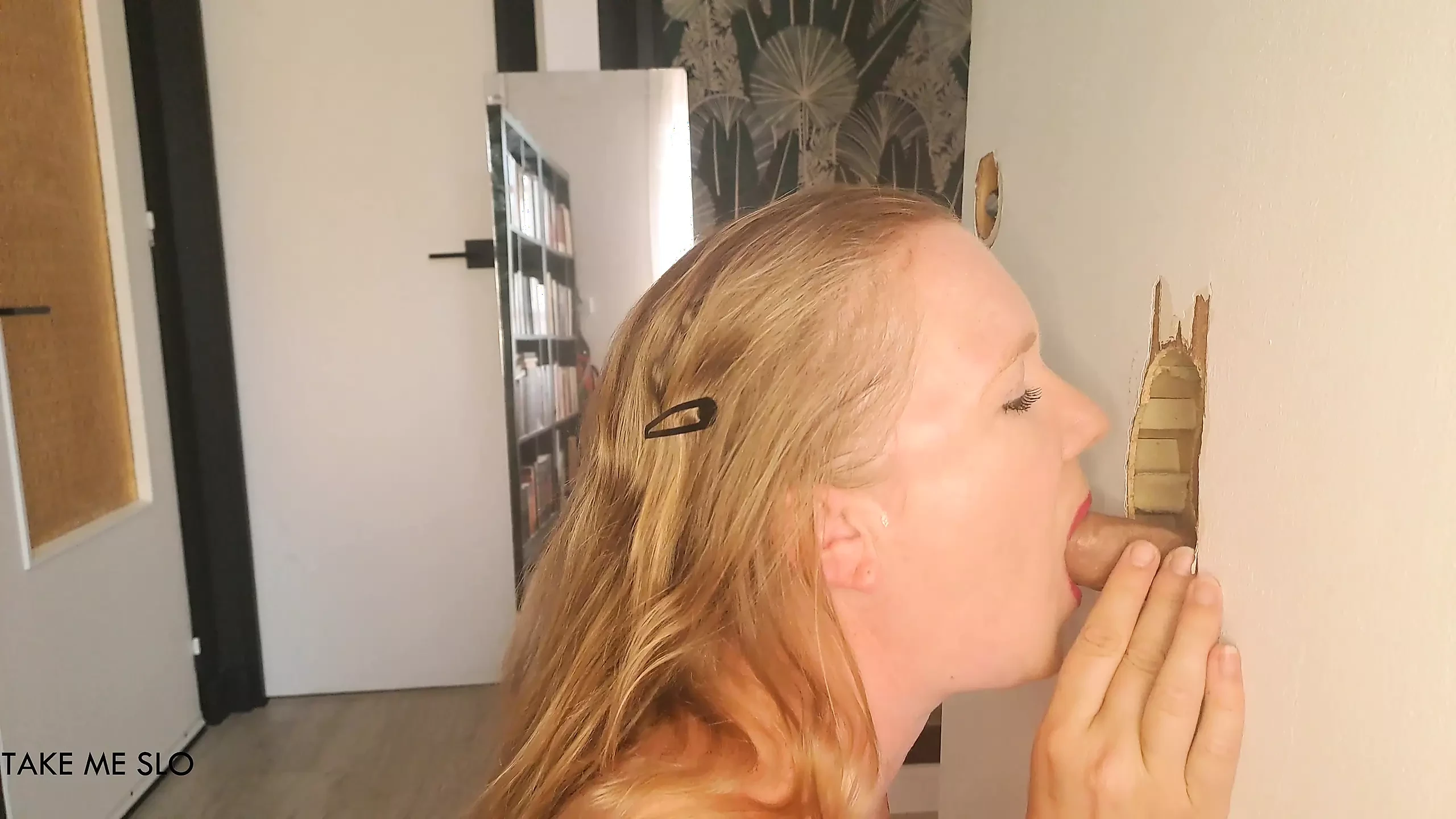 Ana chupa la polla de un extraño a través de un gloryhole y toma un creampie oral - TAKE ME SLO