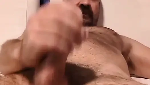 Üvey baba ayı kendini boşaltıyor