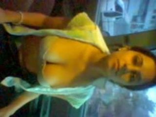 Une fille sexy du nord de l&#39;Inde montre des seins énormes