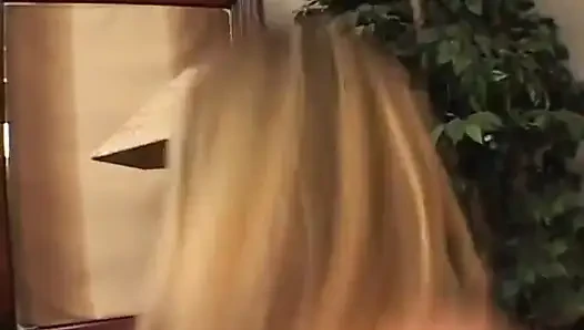 Sarışın çıplak ayaklı fahişe sıkı amını siktiriyor