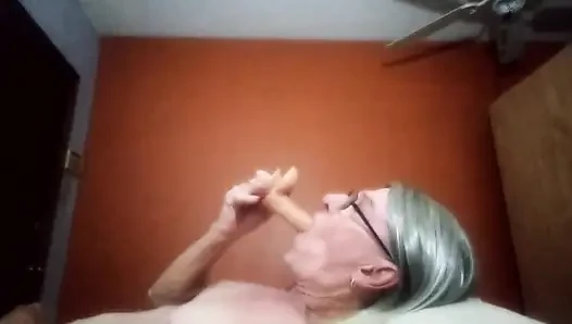 Dildomla oynuyorum sikişiyor ve emiyor