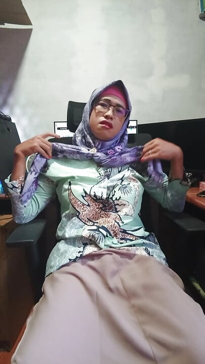 Uimitoare transsexuală cu țâțe mari hijab se masturbează