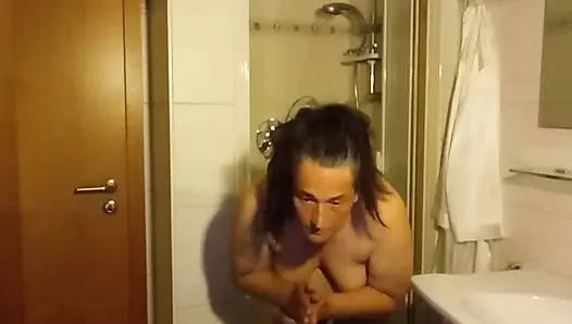 Everyday look out – Eva shows off her natural Rubens figure in the bathroom