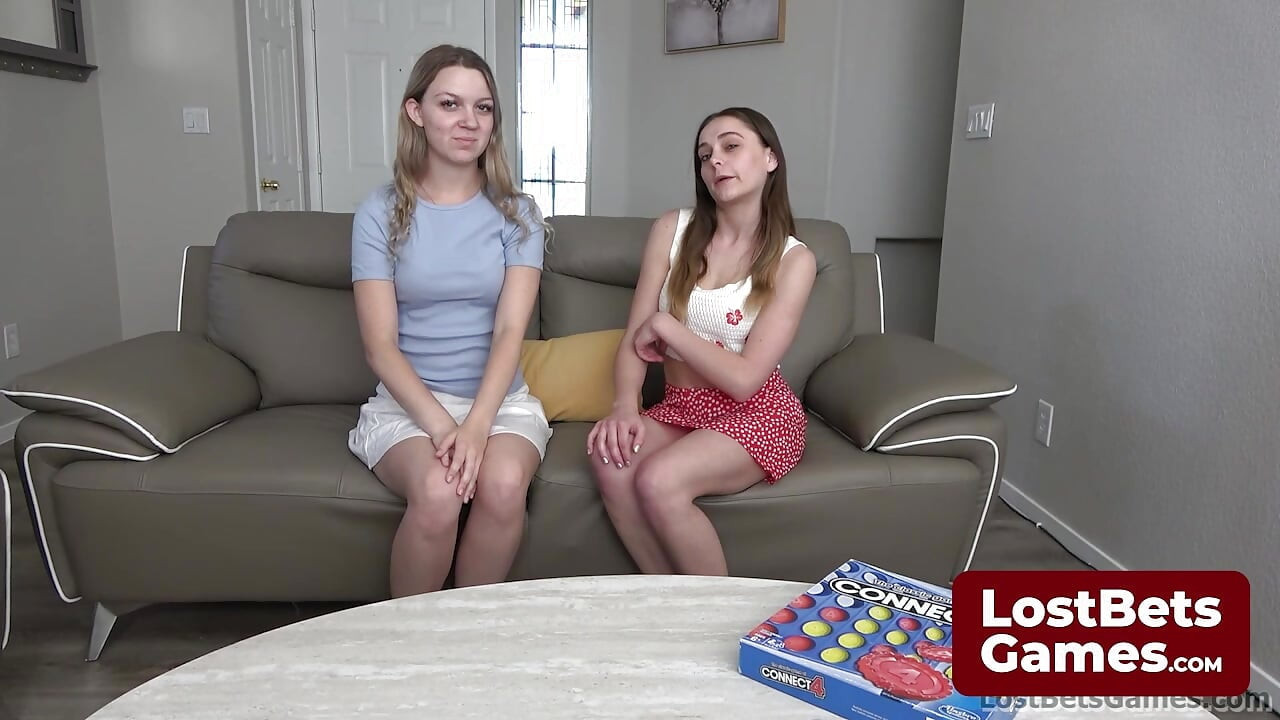 Beide mädchen treffen sich im Strip Connect vier lesbenspiel