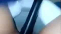 Jovem coreana se masturbando com um pau enorme