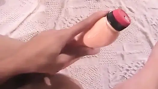 Красивая чернокожая крошка играет с несколькими игрушками