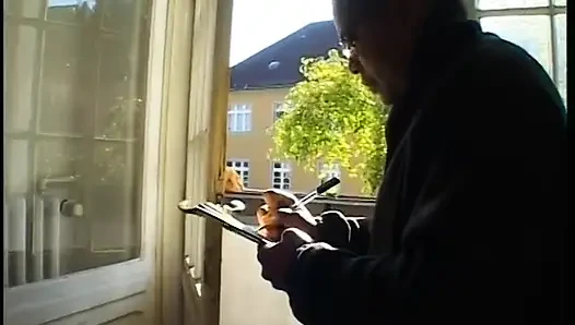 Geile blonde milf bläst schwarzen schwanz, während ihre fotze geleckt wird