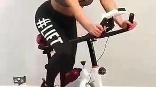 Chica guapa montando una bicicleta, con una sorpresa!