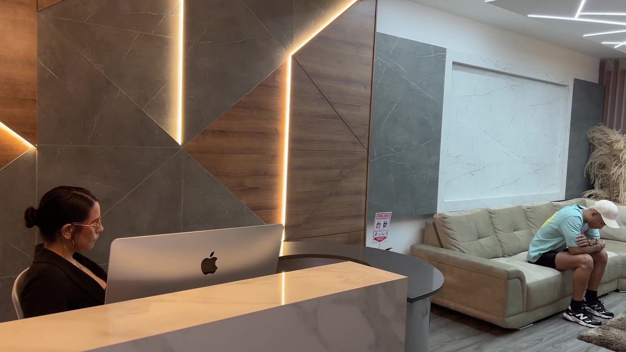 拉丁熟女秘书在办公室里操她老板的年轻客户，直到他们射在她脸上！Kylei Ellish