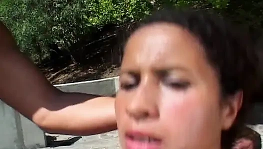 Hübsches mädchen bekommt nach dem dreier im freien eine riesige gesichtsbesamung