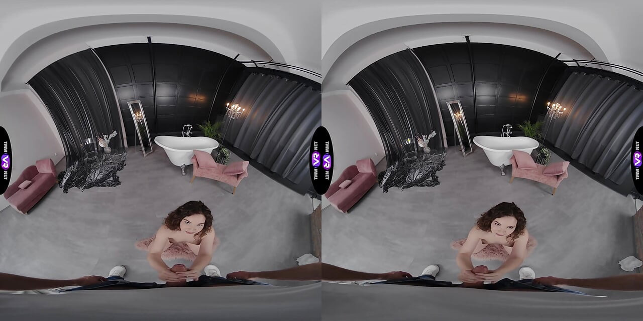 Napalona Simona mruczenie zamienia argument kolejki łazienkowej w namiętną grę erotyczną - teenMegaWorld