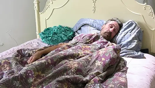 Seksi bebek Vanessa Sky tatlı götünü üvey babasına siktiriyor