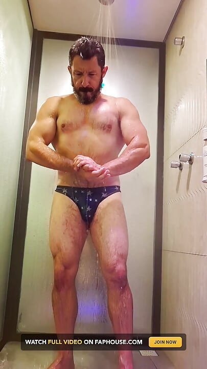 Victory Shower - POV with Gouine Wrestlin