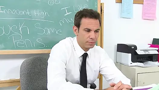 Büyük memeli bebek ekstra kredi almak için öğretmenlerin yarağını emiyor