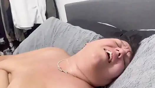 Büyük zenci yarağıyla pembe ıslak amcığımı tutkuyla sikiyorum ve harika bir orgazm oluyor