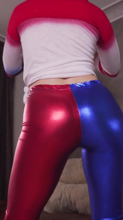 Harley Quinn 隨著音樂扭動和搖晃屁股 |片段 1