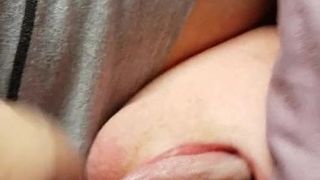 Je me masturbe sur la bouche de ma copine et avale du sperme!