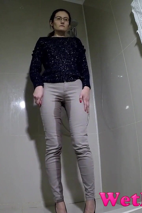Jeans button stuck, she has to pee in her pants; Wetting her jeans and pouring pee from her shoes.