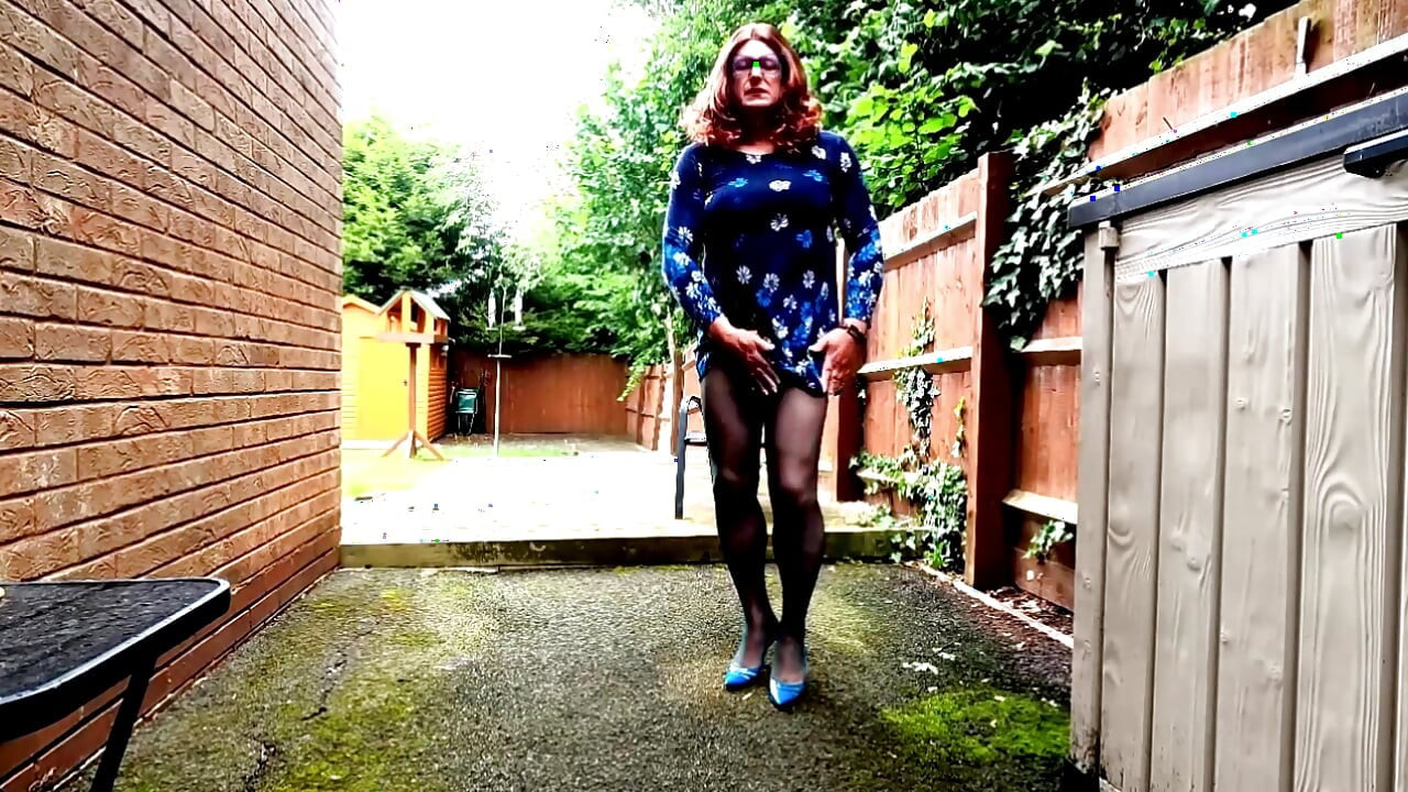 Crossdresser Kellycd2022 en pantimedias verdes sin costuras