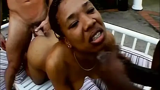 Zenci orta yaşlı seksi kadın yoğun amcık yeme ve sert sikişten fışkırtıyor