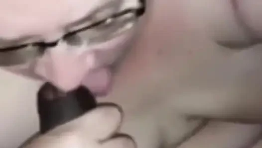 Büyük zenci kanepede otururken yüzüme oturuyor
