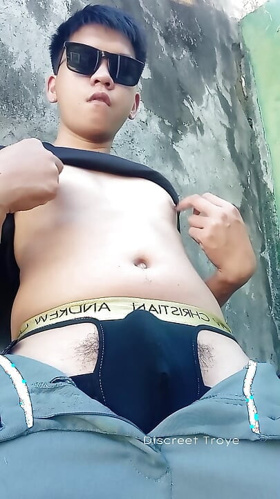 Naughty boy jerk off while waiting for his date - Pinoy Jakol