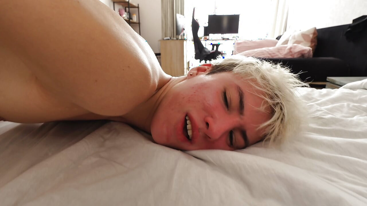 Enorme kilo's schattige twink's opening en komt erin klaar