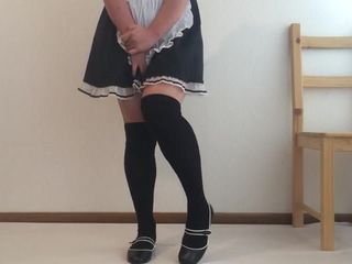 Nettes japanisches Zimmermädchen pinkelt sich
