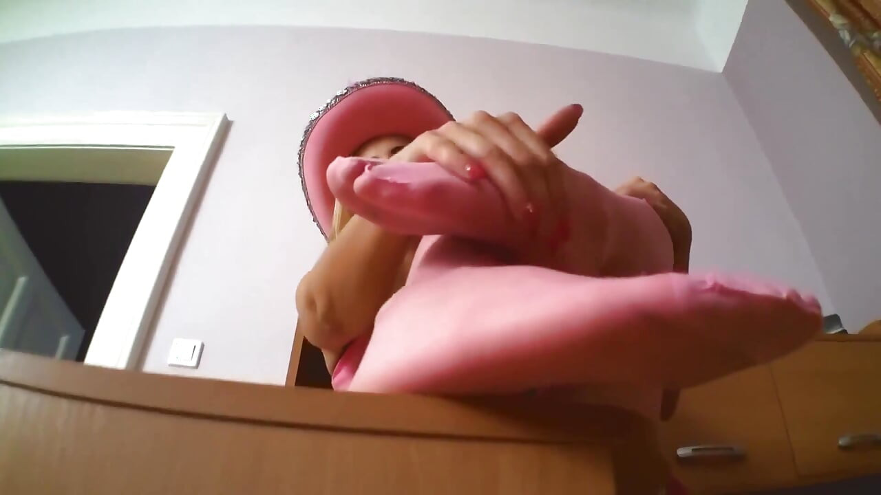 Đôi chân bẩn thỉu của công chúa Kimberly chơi trong quần tất màu hồng! KHÔNG CÓ ÂM THANH