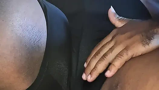 Masturbando a buceta grande da tia bbw no short apertado