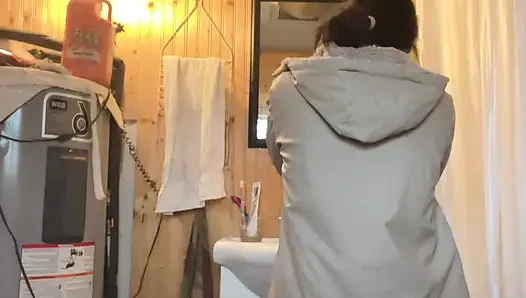 hana kocht essen in der küche, dann kann muschi kaum erwarten, zu pissen