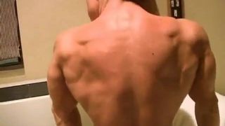 Fbb muscular flexionando desnudo