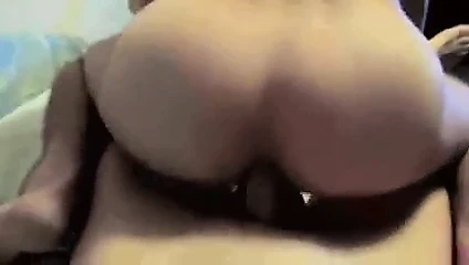 내 안장이 놓여 있지 않은 게이 애널 크림파이