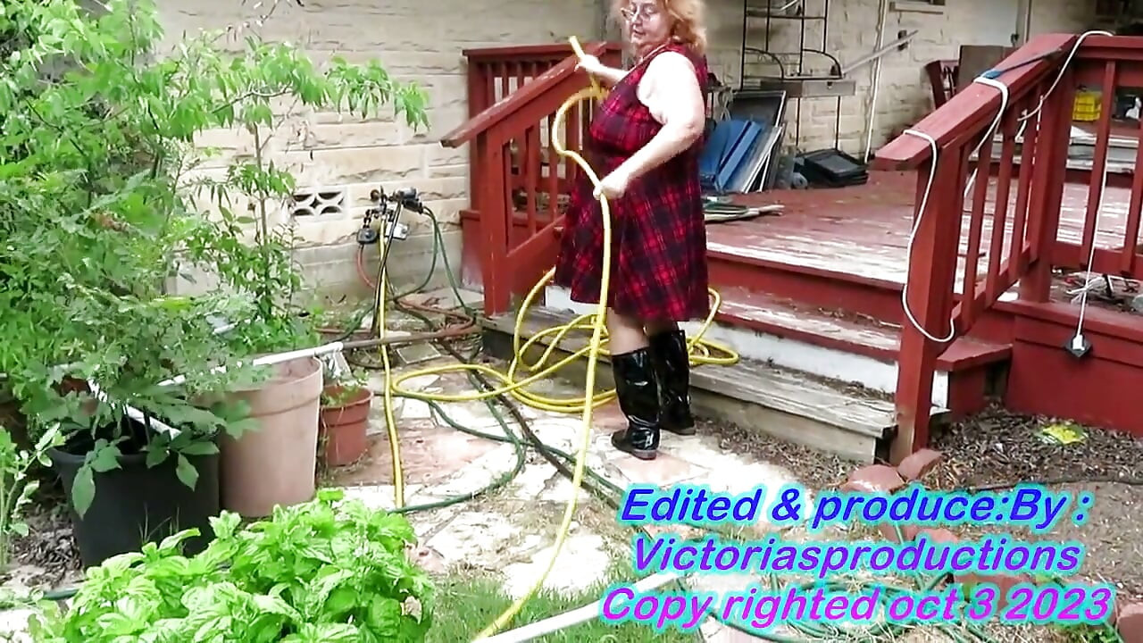 Plimbare sexy în grădină și curățare mizerie
