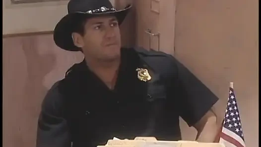 Büyük memeli şehvetli sarışın masada amını siktiriyor