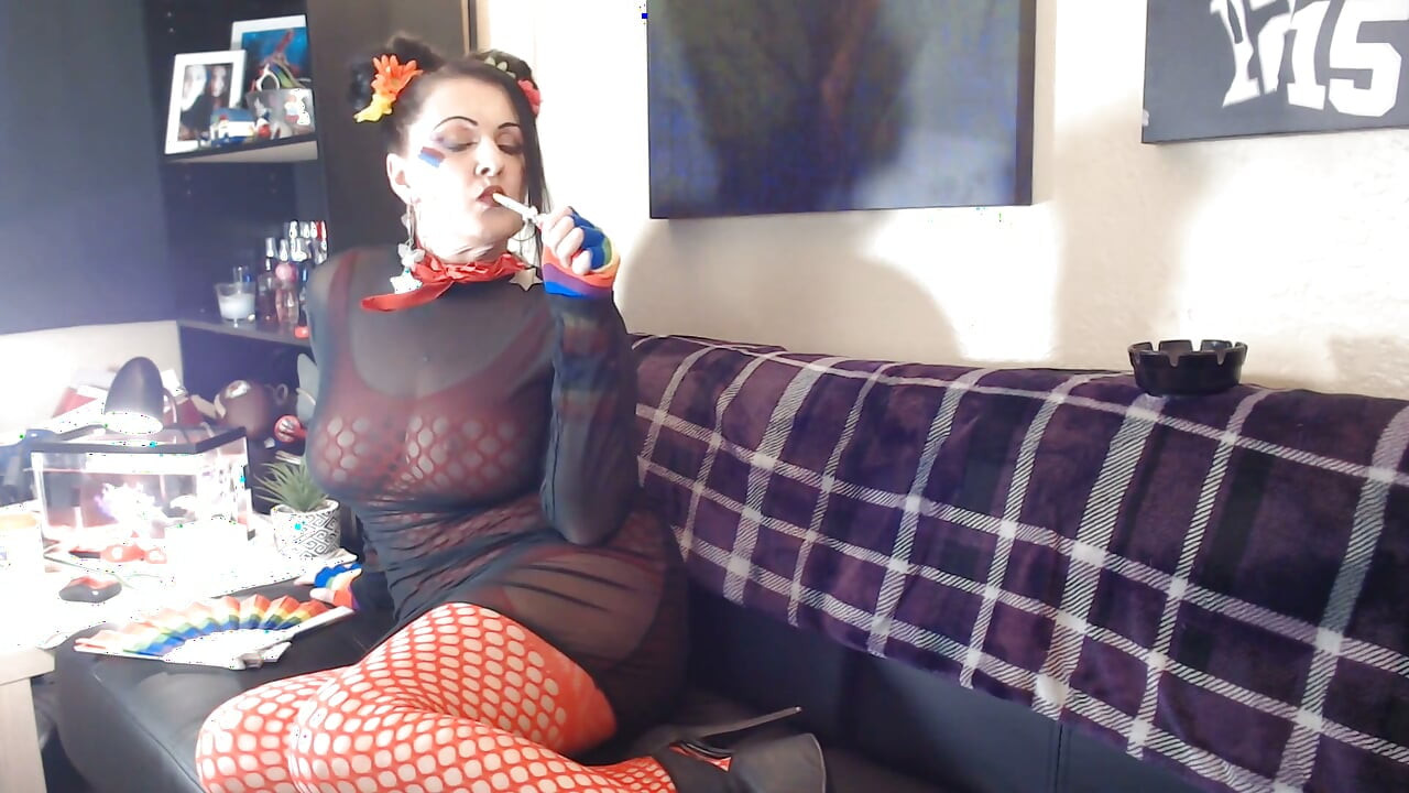 Dramatic smoking lesbian Milf