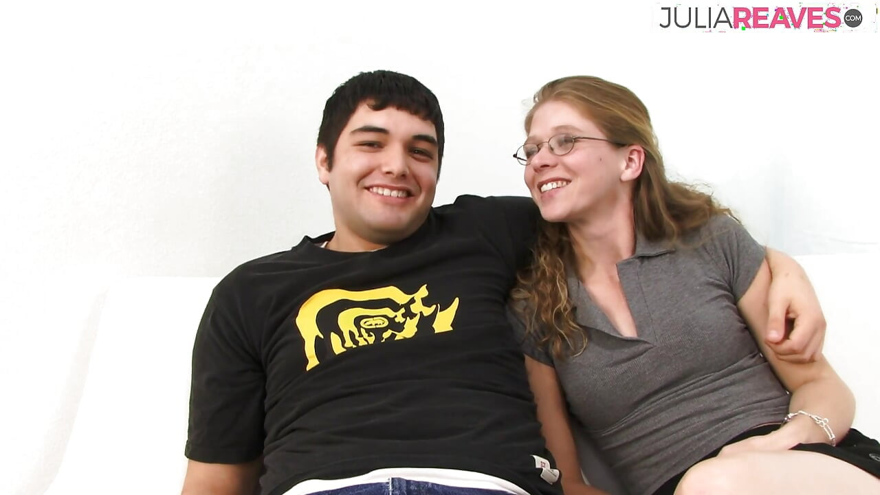 Chica tímida chupa una bbc y luego se la follan duro mientras su novio mira celosamente