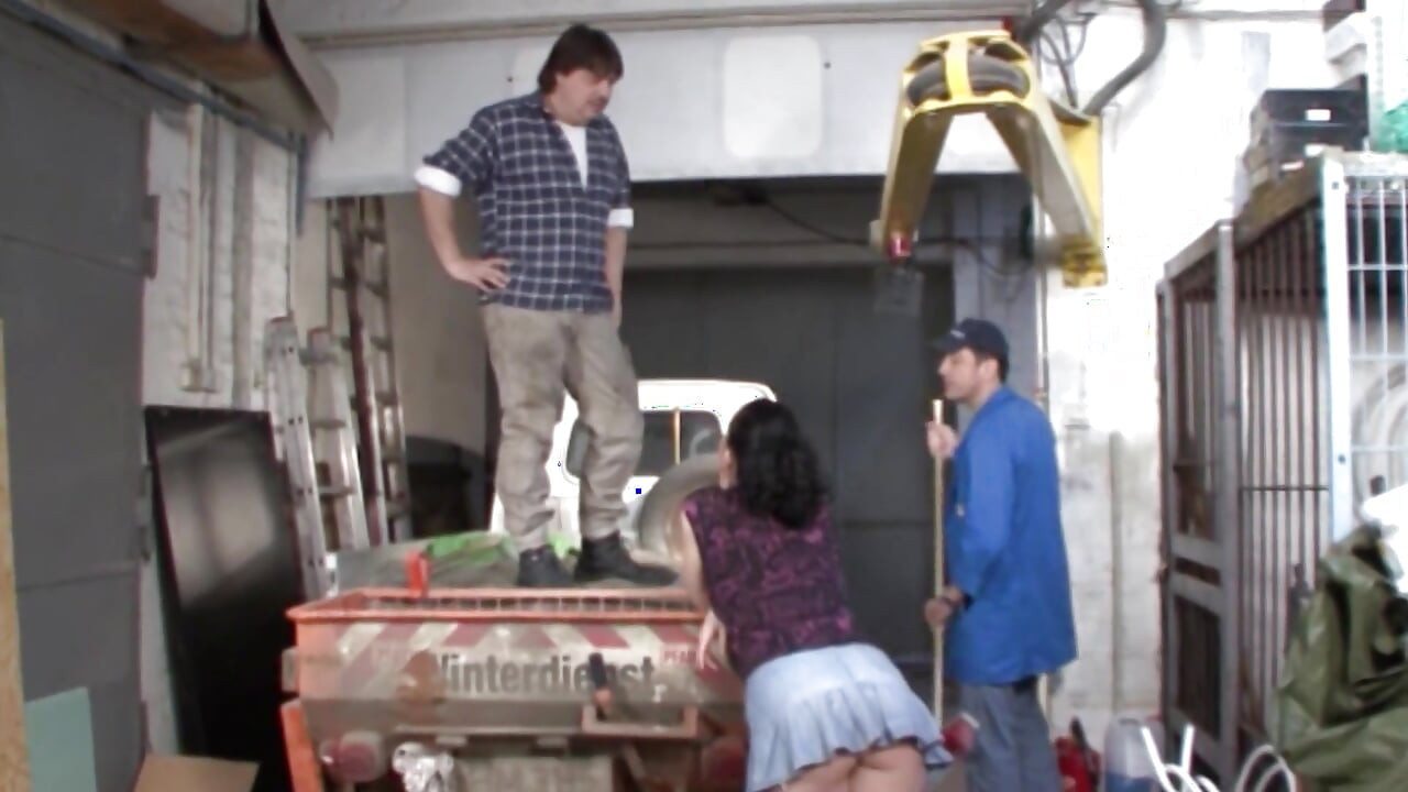 Hottie gets fucked by a huge cock to a mouth cumshot