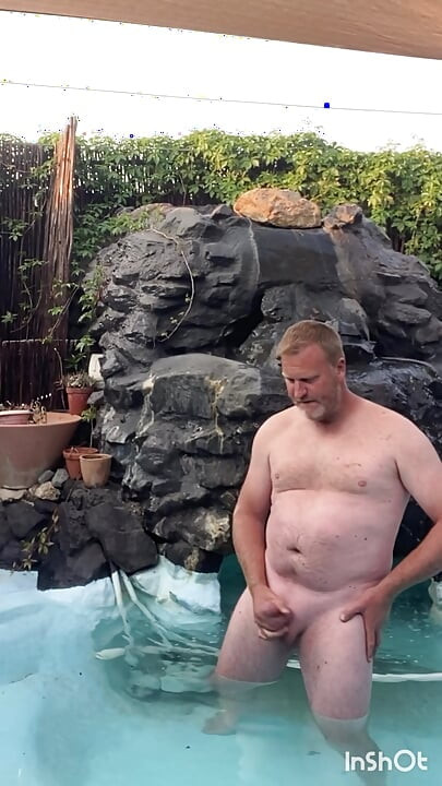 Seksi golotinja kraj bazena