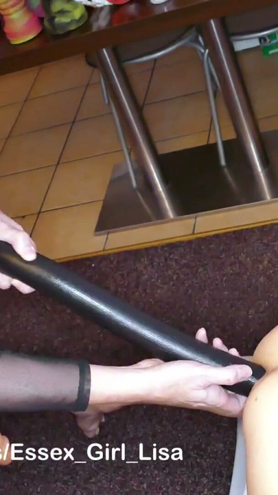 Femdom milf lisa depth træner sin drengelegetøjs røv med den længste colon-dildo | Klip 2