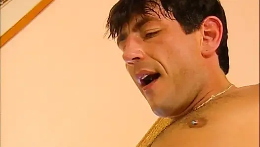 Çok güzel seksi orta yaşlı seksi kadın büyük bir klasik yarakla büyük memelerden sikiliyor ve dölleniyor